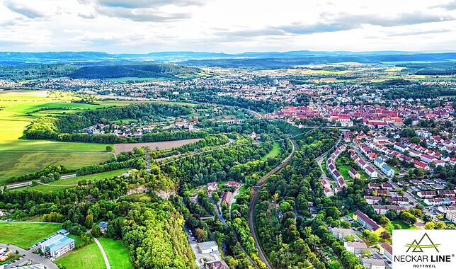 Rottweil aus der Vogelperspektive – die Zahl der Touristen ist seit der Eröffnung des Testturms stark gestiegen. Ein sehr dünner weißer ...