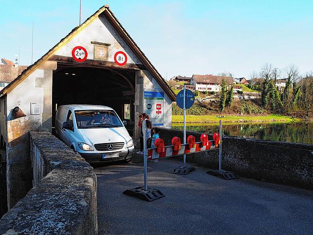 Immer wieder werden die Absperrungen missachtet, wie hier beim Grenzübertritt nach Rheinau.