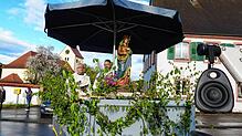 Über einen Lautsprecher sangen Pfarrer Michael Dulik und Vikar Klaus Käfer viele Marienlieder und beteten verschiedene Gebete.