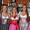 Im Stand für Alkoholfreies ist das Dirndl das bevorzugte Kleidungsstück: Hanna Mayer, Angelina Renz, Alisha Martin, Vanessa Laube und ...