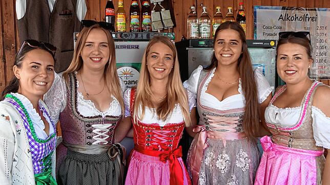 Im Stand für Alkoholfreies ist das Dirndl das bevorzugte Kleidungsstück: Hanna Mayer, Angelina Renz, Alisha Martin, Vanessa Laube und ...