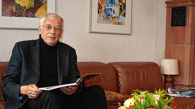 Josef Wenning blättert in einem seiner beiden Kochbücher, die er für seine Familie geschrieben hat. Am 27. Oktober feiert er seinen 80. ...