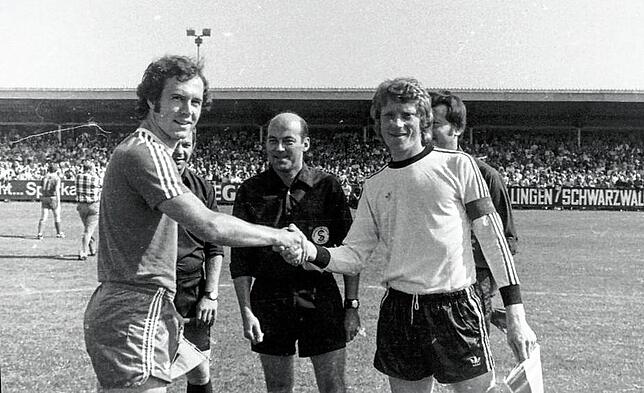 Franz Beckenbauer (links) mit Villingens Kapitän Wolfgang Hauke.