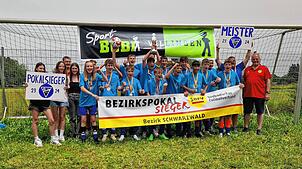 Da ist der Pokal: Der FV Tennenbronn gewinnt das Finale gegen den TuS Blumberg mit 2:1.