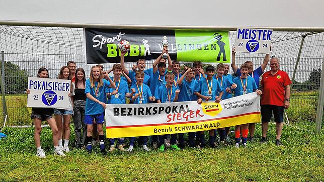 Da ist der Pokal: Der FV Tennenbronn gewinnt das Finale gegen den TuS Blumberg mit 2:1.