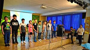 Eine Gruppe von Schülern singt beim Tag der offenen Tür der Hector-Kinderakademie an der Rupertsbergschule ein chinesisches Lied. Als ...