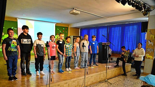 Eine Gruppe von Schülern singt beim Tag der offenen Tür der Hector-Kinderakademie an der Rupertsbergschule ein chinesisches Lied. Als ...