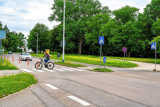 Eine Radfahrerin überquert den Zebrastreifen. Vor allem, wenn Autofahrer aus der Erlenstraße auf die Vöhrenbacher Straße abbiegen, ...