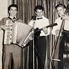 50er-Jahre: Das &bdquo;Blue Stars Trio&ldquo;. Die Herren tragen Fliege, das Akkordeon spielt ganz vorne mit.