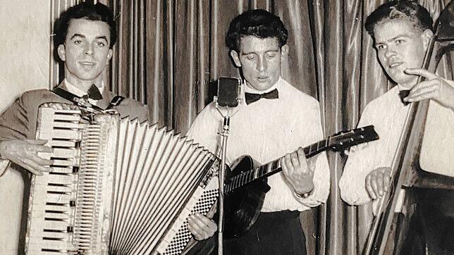 50er-Jahre: Das &bdquo;Blue Stars Trio&ldquo;. Die Herren tragen Fliege, das Akkordeon spielt ganz vorne mit.