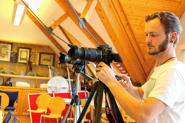 Redakteur Nico Talenta stellt die Kamera für die Video-Aufzeichnung auf. Er ist für die Technik verantwortlich. Fotos: Heidi Rombach