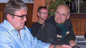 Sie zeigten sich mit dem voraussichtlichen Rechnungsergebnis aus dem Gemeindewald zufrieden (v.l.) Bernd Gombold, Stefan Kopp und hinten ...
