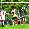 Eiskalt: Kevin Grunert (gelbes Trikot) traf nach einer Ecke per Kopf zur 3:2-Führung des SV Eichsel bei der SG Niederhof/Binzgen. Binnen ...