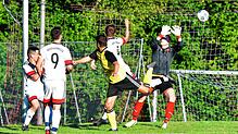 Eiskalt: Kevin Grunert (gelbes Trikot) traf nach einer Ecke per Kopf zur 3:2-Führung des SV Eichsel bei der SG Niederhof/Binzgen. Binnen ...