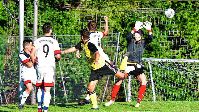 Eiskalt: Kevin Grunert (gelbes Trikot) traf nach einer Ecke per Kopf zur 3:2-Führung des SV Eichsel bei der SG Niederhof/Binzgen. Binnen ...
