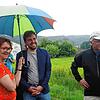 Die Landtagsabgeordnete Dorothea Wehinger (v.l.), Bundestagskandidat Sebastian Lederer und Eberhard Klein, Leiter des ...