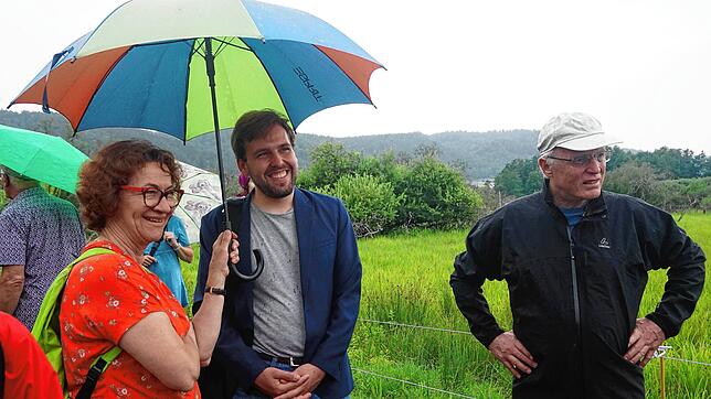 Die Landtagsabgeordnete Dorothea Wehinger (v.l.), Bundestagskandidat Sebastian Lederer und Eberhard Klein, Leiter des ...
