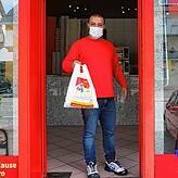 Halil Yarba ist der Inhaber der Tassone-Filiale in der Radolfzeller Straße. Schon seit einem Jahr verwendet er plastikfreie Tüten.