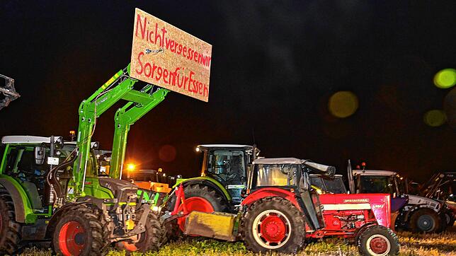 Mit zahlreichen Traktoren kommen die Bauern zum Mahnfeuer am Mittwochabend, 10. Januar, an die Bundesstraße bei St. Georgen.