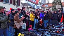 Schon am Donnerstag, 30. Januar, demonstrierten etwa 500 Menschen vor den Abgeordnetenbüros von Andreas Jung (CDU) und Ann-Veruschka ...