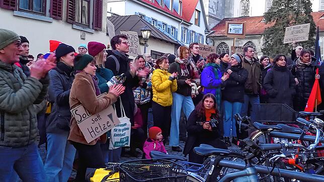 Schon am Donnerstag, 30. Januar, demonstrierten etwa 500 Menschen vor den Abgeordnetenbüros von Andreas Jung (CDU) und Ann-Veruschka ...