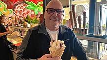 Dietmar Raible steht mit drei Kugeln Eis in der Kibele-Filiale in Friedrichshafen.