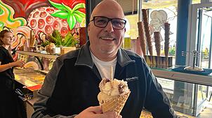 Dietmar Raible steht mit drei Kugeln Eis in der Kibele-Filiale in Friedrichshafen.
