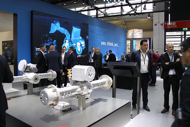 Auf dem ZF-Messestand werden unter anderem der neue elektrische Mischerantrieb Ecomix CMe sowie die integrierte Systemlösung eTRAC ...