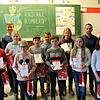 An der Blumberger Realschule wird fleißig gelernt. Schulleiter Sven Dorn (links) und die Deutschlehrer zeichnen die erfolgreichen ...