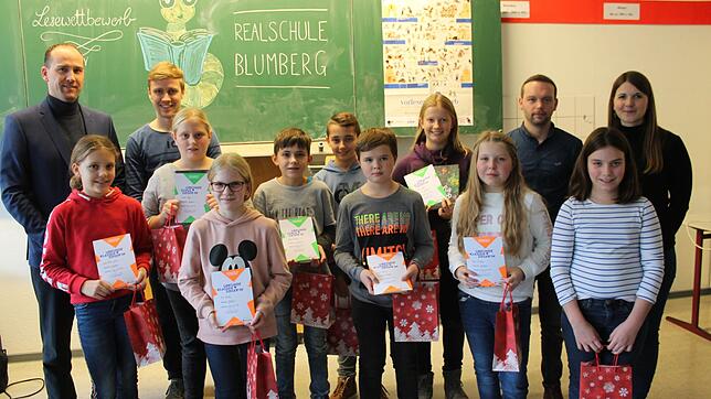 An der Blumberger Realschule wird fleißig gelernt. Schulleiter Sven Dorn (links) und die Deutschlehrer zeichnen die erfolgreichen ...