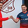 Zurück zu Hause: Trainer Christian Lais (links) begrüßt den Neuzugang Lukas Walleser, der nach knapp fünf Jahren vom Nachbarn Spvgg. ...