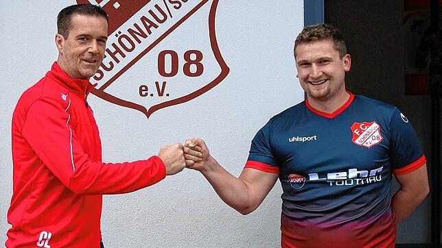 Zurück zu Hause: Trainer Christian Lais (links) begrüßt den Neuzugang Lukas Walleser, der nach knapp fünf Jahren vom Nachbarn Spvgg. ...