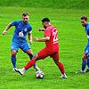 Der Hegauer FV (Patrick Toth, links) hatte den Türk. SV Konstanz (Ruben Macedo Francisco) im Griff und gewann die Partie klar mit 4:0.