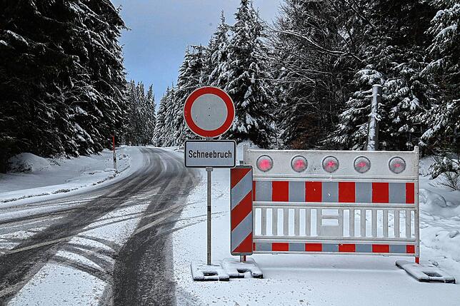 Die Geutschestraße nach Triberg ist ebenfalls nicht befahrbar. Auch hier besteht Schneebruchgefahr.