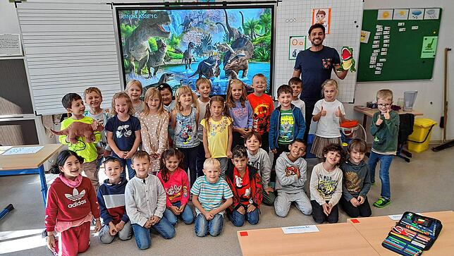 25 Kinder besuchen die Klasse 1c der Goetheschule in Rheinfelden. Klassenlehrer ist Jonas Baumann (rechts).