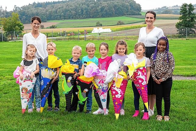 Die Klasse D1/2 der Peter-Thumb-Schule Duchtlingen mit ihren Klassenlehrerinnen Stephanie Bürgel (links) und Lisa Himmelsbach (rechts) ...