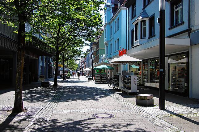 Die Scheffelstraße sieht Jahrzehnte später deutlich anders aus. Wo früher auf der rechten Seite ein Kaufhaus war, ist heute ein ...