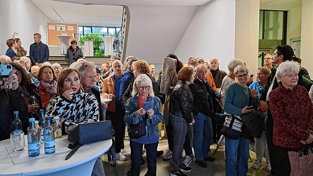 Im Rathaus verfolgen Zuschauer den Stand der Auszählung. So richtig spannend ist das zu keinem Zeitpunkt.