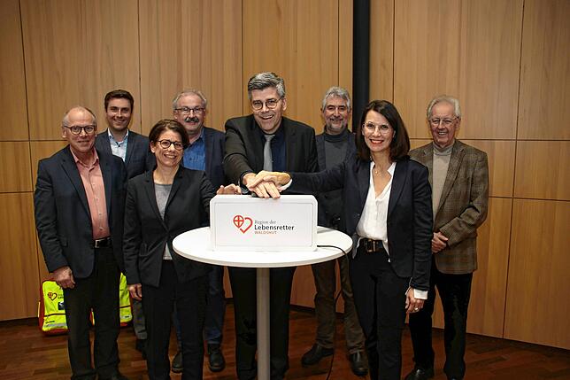 Start für die App Region der Lebensretter im Landkreis Waldshut. Von links Manfred Weber (Bürgermeister Küssaberg), Lothar Probst ...