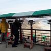 Eine Aussichtsplattform an der Grenze: Mit Ferngläsern können die Touristen nach Nordkorea schauen.