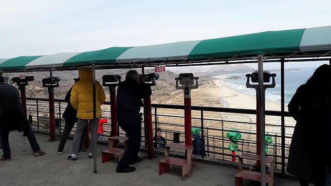 Eine Aussichtsplattform an der Grenze: Mit Ferngläsern können die Touristen nach Nordkorea schauen.