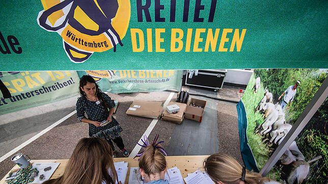 Die Organisation &bdquo;proBiene&ldquo; sammelt im Mai Unterschriften in Stuttgart. Ein Volksbegehren zum Schutz der Artenvielfalt ist ...