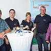 Josef Meilhammer (von links), Felix Meilhammer und Nathalie Meilhammer (rechts) informieren sich über die Produkte der Firma Metz ...