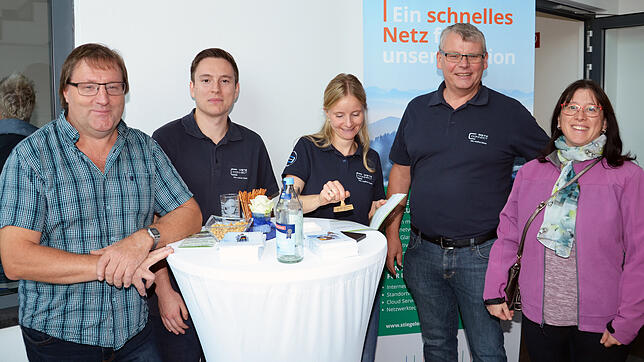 Josef Meilhammer (von links), Felix Meilhammer und Nathalie Meilhammer (rechts) informieren sich über die Produkte der Firma Metz ...