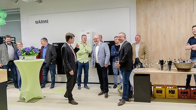Start für die &bdquo;Hauswerkstatt&ldquo;: Bürgermeister Georg Riedmann (Mitte) mit den tga-Chefs Bernd Alber und Thomas Linsenmann bei ...