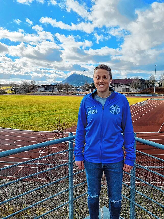 Luisa Radice steht vor dem Rasen des Engener Hegau-Stadions. Dort spielt sie seit beinahe zwei Jahrzehnten für die Fußballerinnen des ...