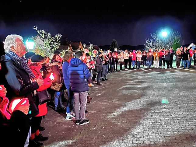 In Stockach zündeten viele Menschen im Rahmen einer Mahnwache Friedenslichter für die Ukraine an.