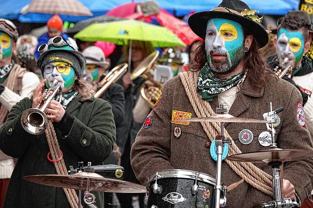 Bunt und laut: Die Roli-Guggers aus Laufenburg.