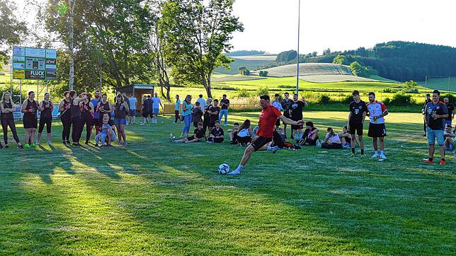 Beim Sportwochenende in Hondingen: Spieler und Zuschauer verfolgen das Elfmeterschießen. Foto: Malena Schwenk