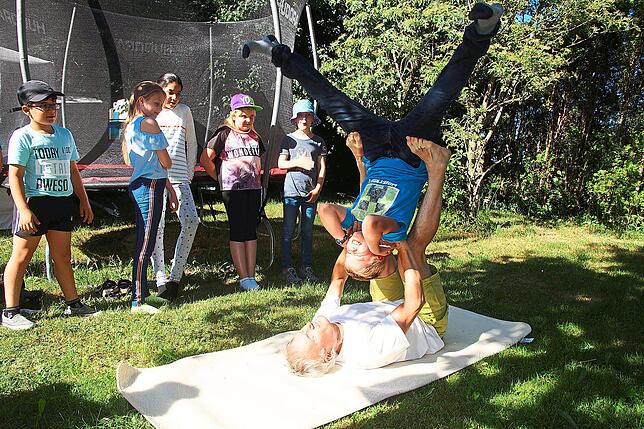 Peter Schell stellte mit Kindern der Klinik beeindruckende Übungen des Tula-Yoga vor.
